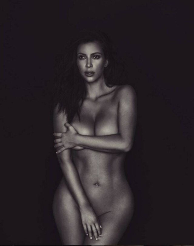 Reprodução Dias depois de provocar discussões por publicar uma selfie semi nua, Kim Kardashian publicou esta foto com a legenda "#liberated" (libertada)