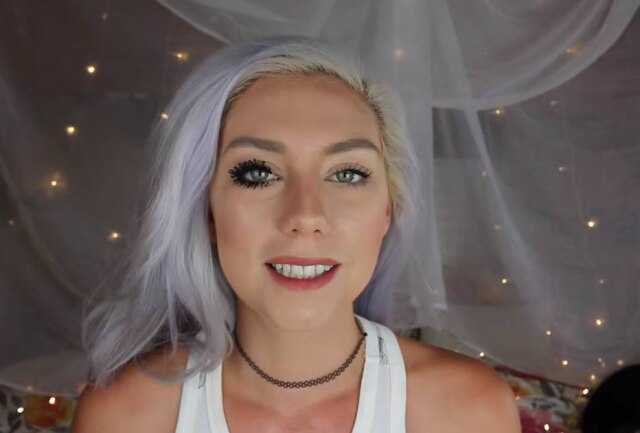 Reprodução/Youtube Já a americana Nicole Skyes testou quantas camadas de máscara de cílios é possível fazer com uma embalagem.