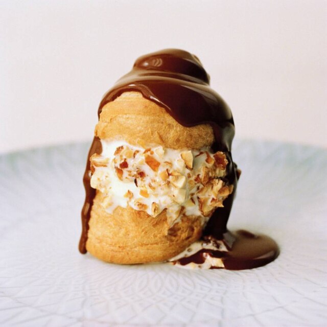 Jason Lowe|Divulgação Profiteroles recheados de sorvete de baunilha com praliné e calda de chocolate, de Paola Carosella