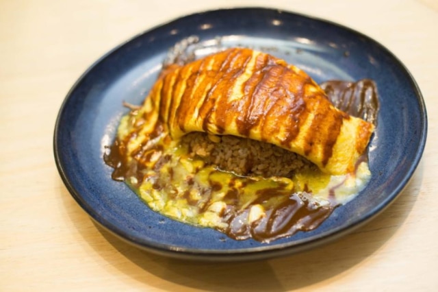 Tiago Queiroz|Estadão Omuraisu. Comfort food: omelete sobre arroz.