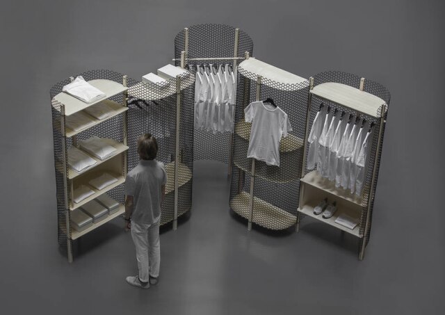 Divulgação Praticidade define o projeto Bend It, que é composto por peças desmontáveis de madeira e uma rede. Juntas, as peças formam uma estante ondular e personalizável, que pode ser utilizada para guardar roupas, calçados e objetos em geral. A criação é de Sophia Moeschlin, da University of Art and Design Lausanne, da Suíça.