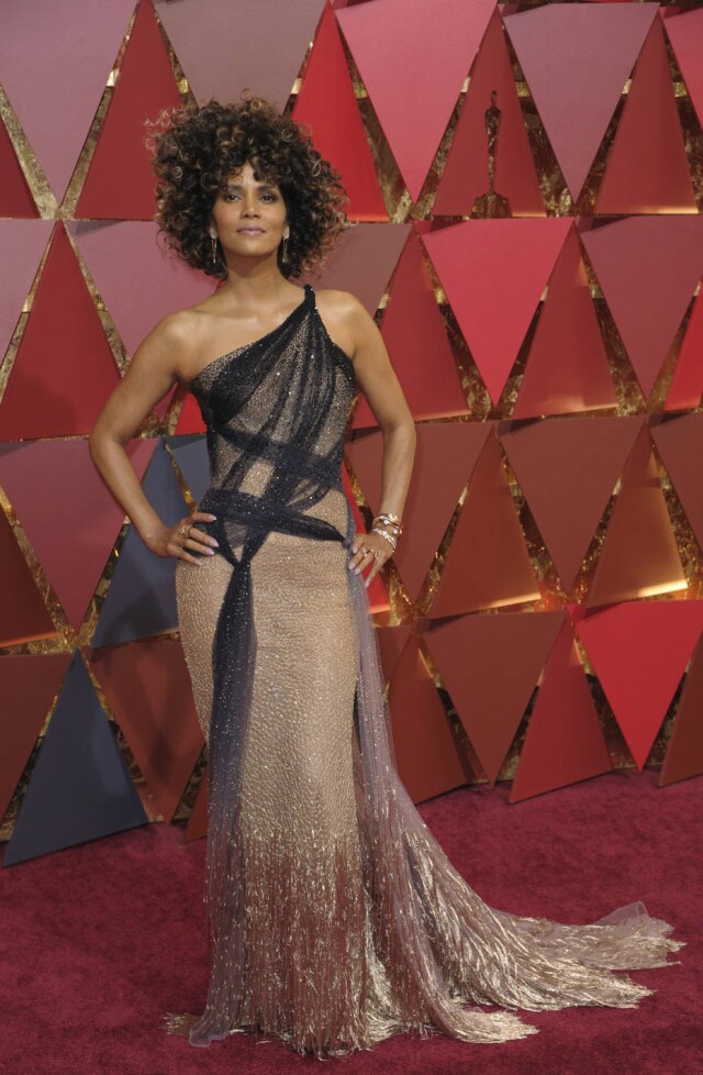 Photo by Richard Shotwell/Invision/AP De Versace, Halle Berry surgiu no red carpet com cabelos supercacheados.
