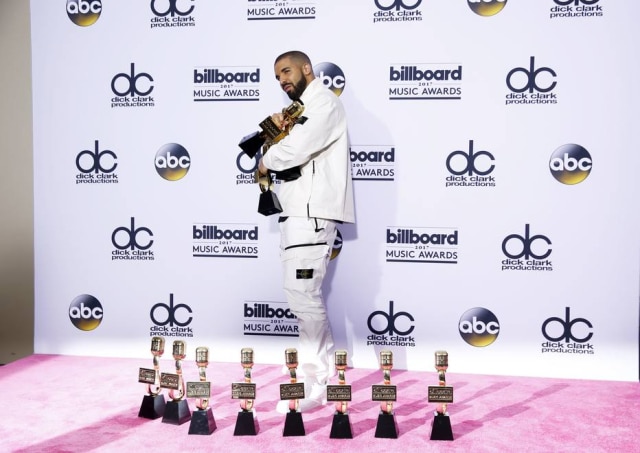 REUTERS/Steve Marcus Drake exibe estatuetas no Billboard Music Awards