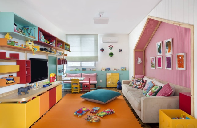 MCA Estúdio O casal é fascinado por cores. Por isso, a arquiteta não economizou no uso de tons vibrantes ao decorar o quarto de brinquedos dos trigêmeos