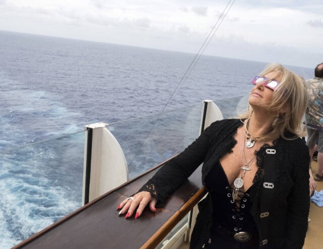 Charles Sykes/Invision for Royal Caribbean International/AP Images Bonnie Tyler cantou 'Total Eclipse of The Heart' em cruzeiro durante o eclipse.
