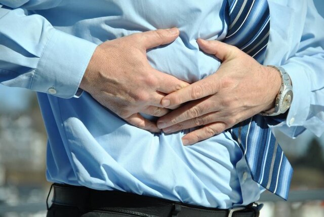 Pixabay / HansMartinPaul Pessoa com dor na região abdominal