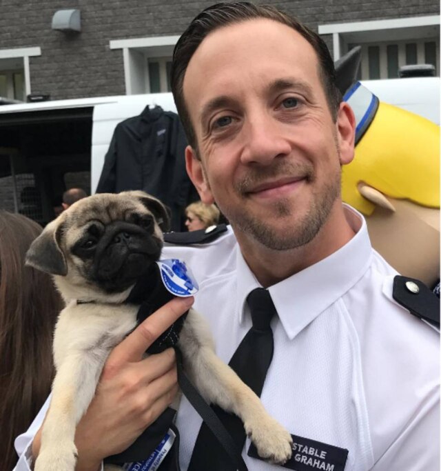 Instagram/pcdangraham Policial filmado dançando durante carnaval de rua na Inglaterra viralizou.