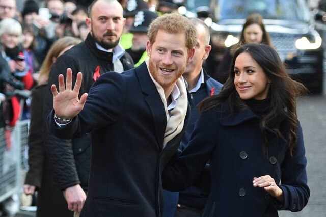 AFP PHOTO/Oli Scarff Príncipe Harry e Meghan Markle em seu primeiro dia de trabalhos reais juntos.