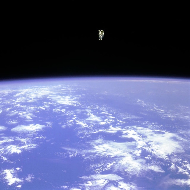 Nasa via NYT Em 12 de fevereiro de 1984, Bruce McCandless foi o primeiro astronauta a flutuar livremente no Espaço