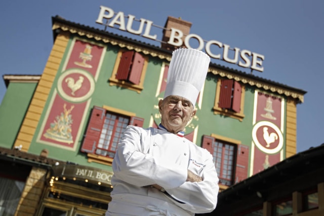 AP Photo/Laurent Cipriani, File Foto de março de 2011 com o chef francês Paul Bocuse, do lado de fora do seu restaurante L'Auberge du Pont de Collonges, em Collonges-au-Mont-d'or, na região central da França