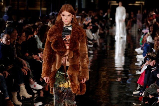 REUTERS/Pascal Rossignol Casaco de pelúcia da Stella McCartney