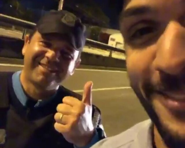 Instagram / @fernandeslucas Lucas Fernandes, do 'BBB', ao lado do policial que é seu fã.