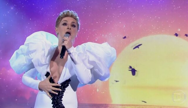 Reprodução de 'Domingão do Faustão' (2018) / Globo Alessandra Maestrini interpretando música de Céline Dion no 'Domingão do Faustão'.