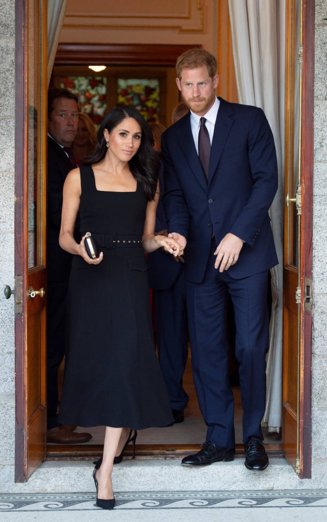 Geoff Pugh/Pool via REUTERS A duquesa usou um vestido preto para recepção na casa do embaixador britânico