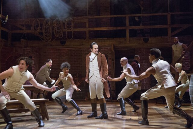Sara Krulwich/The New York Times Estúdios estão disputando os direitos de exibição no cinema do musical 'Hamilton', sucesso na Broadway