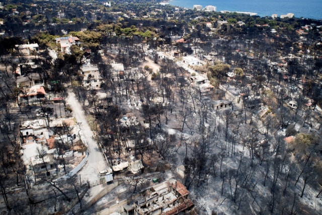 Antonis Nicolopoulos / Eurokinissi / Reuters Vista aérea de árvores e casas queimadas no vilarejo de Mati, Grécia