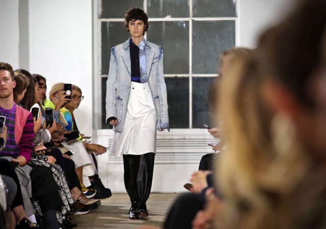 Bebeto Matthews/AP Photo De volta a Nova York, a Proenza Schouler investiu numa coleção majoritariamente feita em denim, um ícone norte-americano. Abrindo o desfile, a modelo brasileira Jamily Wernke Meurer