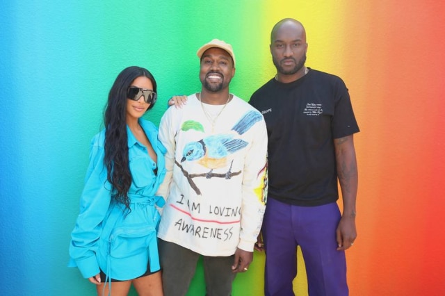 Divulgação Louis Vuitton Virgil Abloh (no canto direito da foto) no dia de seu primeiro desfile masculino para a Louis Vuitton, com os amigos Kim Kardashian, empresária, e Kanye West, rapper