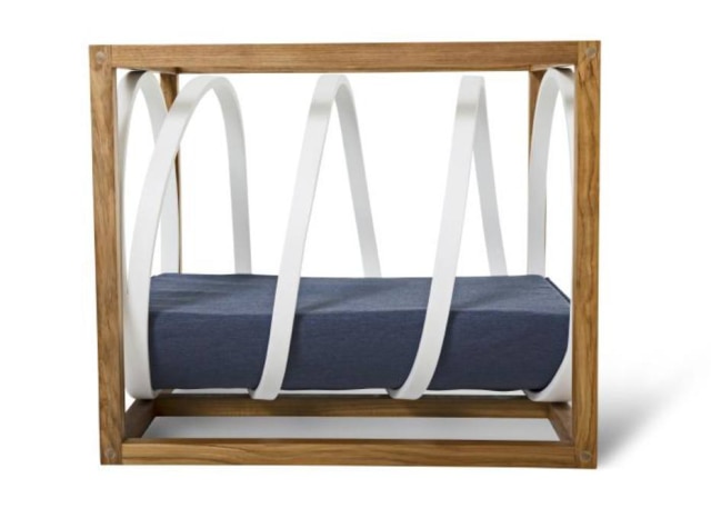 Snooze Design A mesa Parafuso, ideal para gatos, com estrutura de madeira e tampo de vidro.