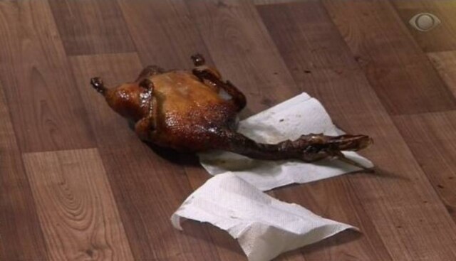 Reprodução/Band Participante deixa pato laqueado cair durante prova do 'MasterChef'.