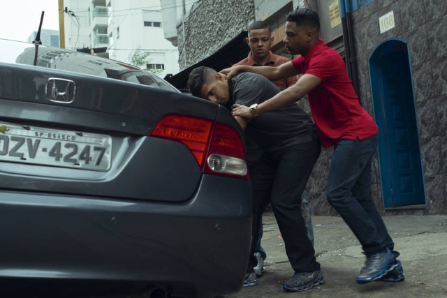 Rafael Morse/Netflix Nando (de vermelho) durante um de seus trabalhos no crime. Cena foi gravada em travessa da Rua Augusta, no centro de São Paulo.