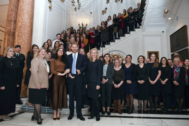 Daniel Leal-Olivas / Pool via AP O casal tirou uma foto com a equipe do Alto Comissariado do Canadá no Reino Unido durante a visita na Casa do Canadá