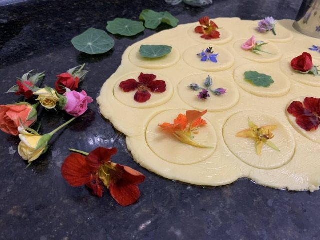 Danielle Nagase/Estadão Bem me quer. Biscoitos amanteigados estampados com flores comestíveis