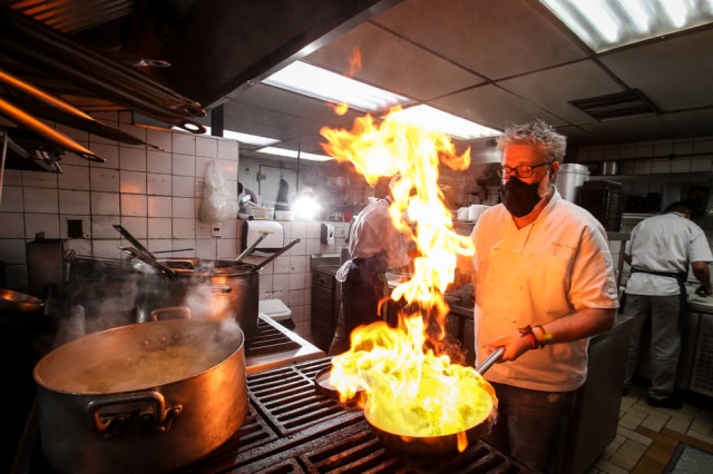 Felipe Rau/Estadão 4 em 1. Benny Novak em ação na cozinha do Ici, do Tappo e dos deliveries