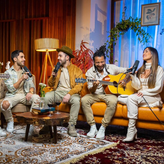 Sergio Blazer Juliano Moreira faz participação na faixa 'Nem um Dia' do álbum 'Deixa Vir Do Coração'.