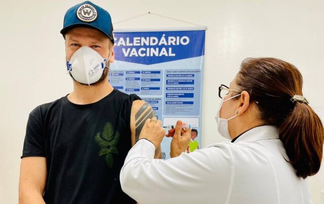 Twitter/ @RodrigoHilbert Rodrigo Hillbert sendo imunizado contra o coronavírus