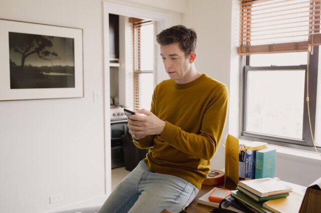 Sara Naomi Lewkowicz/The New York Times O humorista John Mulaney, em janeiro de 2020.