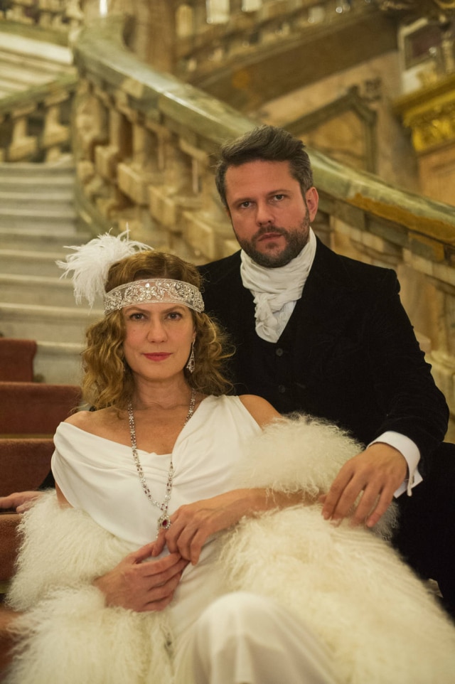 DIVULGAÇÃO Patricia Pillar e Selton Mello na nova minissérie Ligações Perigosas: figurinos inspirados no casal Coco Chanel e Arthur Capel