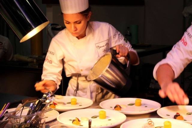 Marcela Terra|Divulgação Giovanna, 24 anos, no primeiro dia do Bocuse D Or no México, finalizando seu prato de peixe