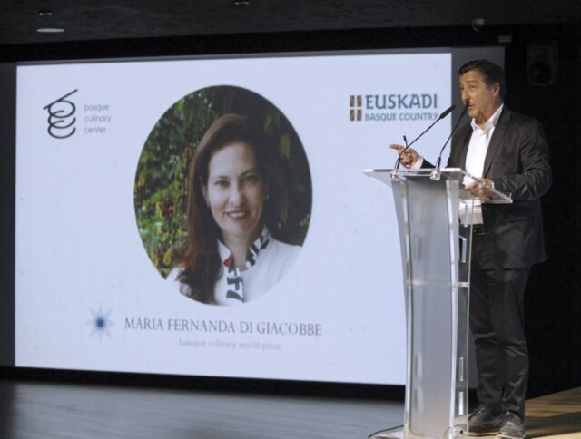 EFE|Gorga Estrada O chef Joan Roca, presidente do juri, anuncia a vencedora do prêmio Basco.