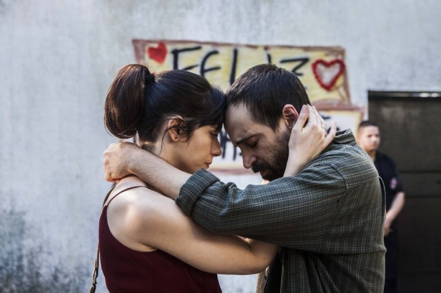 Divulgação Julia Ianina e Júlio Andrade em cena da série '1 Contra Todos'