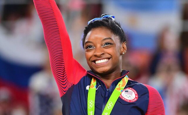 AFP Para competir nos Jogos Olímpicos do Rio de Janeiro, a ginasta americana Simone Biles apostou em delineador de glitter