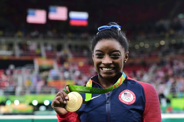 Emmanuel Dunand/AFP Fenômeno no mundo da ginástica, Simone Biles foi a terceira atleta mais comentada mundialmente no Facebook. A americana já ganhou duas medalhas de ouro (equipes e individual geral) e irá disputar mais três finais: salto sobre o cavalo, trave de equilíbrio e solo, sendo favorita em todos.