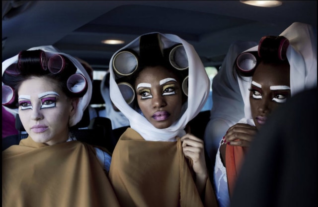 Per-Anders Pettersson/NYT Modelos aguardam em um carro antes do desgile do designer sul africano David Tlale