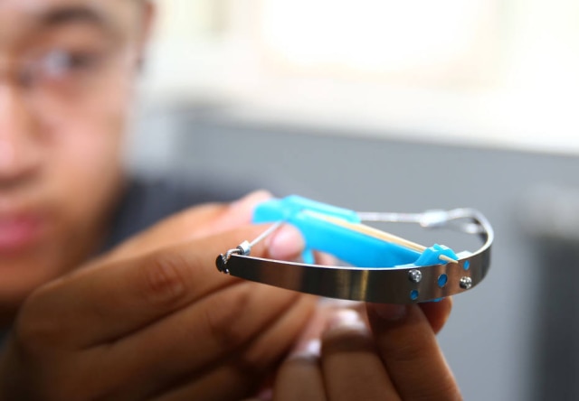 AFP PHOTO/STR/China OUT Brinquedo parece um estilingue, mas usa palitos de dentes como munição.