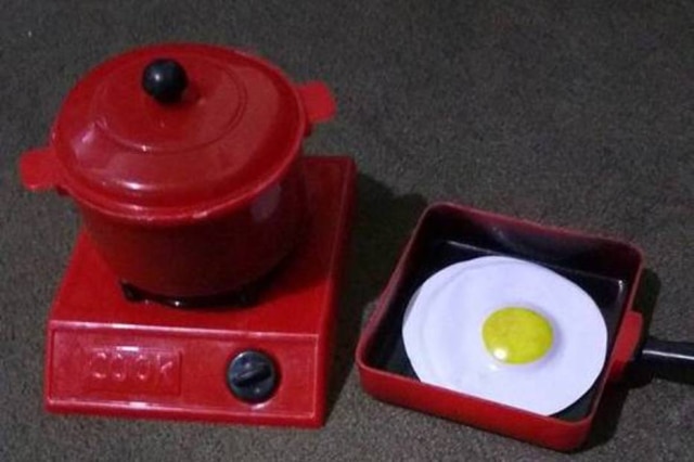 Facebook.com/JheStelen Mãe comprou o brinquedo porque o filho costuma pegar talheres e vasilhas dela para brincar.