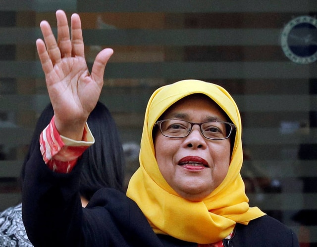 Edgar Su/Reuters O Twitter criou emoji especial para comemorar a escolha de Halimah Yacob como a primeira presidente mulher na história de Cingapura.