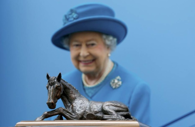 REUTERS/Peter Nicholls Rainha Elizabeth com uma estátua de cavalo que ganhou em 2015 na Escola de Medicina Veterinária da University of Surrey, na Inglaterra.