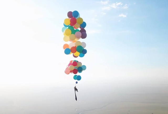 YouTube / The Adventurists Tom Morgan foi alçado a 2530 metros de altitude