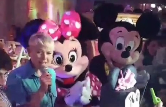 Instagram / @robertaniemeyer Xuxa canta 'Parabéns' em festa de filha de Deborah Secco