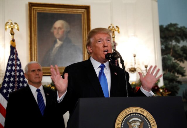 REUTERS/Kevin Lamarque Donald Trump e, ao fundo, o vice-presidente Mike Pence, que levou seus pets à residência oficial