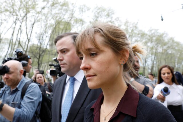 Brendan McDermid/Reuters A atriz norte-americana Allison Mack admitiu que criou o esquema em que marcava mulheres da seita NXVIM com ferro quente