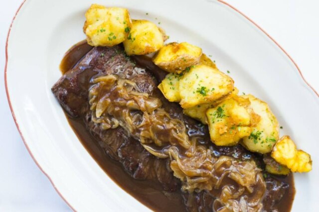 Bruno Geraldi Skirt steak com molho bordelaise e batatas rústicas do novo menu-executivo do jantar do Ici Bistrô