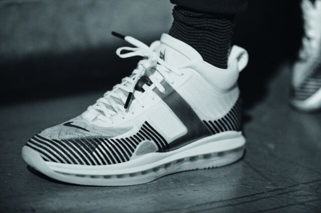 Divulgação Nike O tênis da coleção, desenvolvida com o designer John Elliott, vem com uma meia acoplada