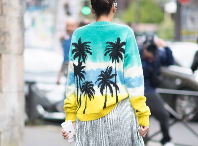 Instagram/@bat_gio O tie-dye perde o status 'hippie' e aparece em visuais mais sofisticados