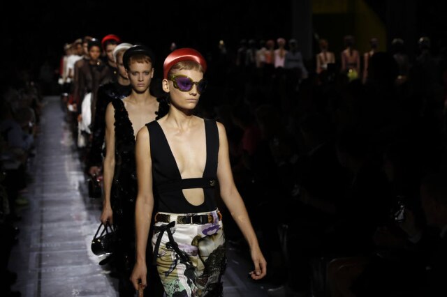 Antonio Calanni/AP Photo O sexy do verão 2019 da Prada, desfilado no prédio de sua Fundação dedicada a arte